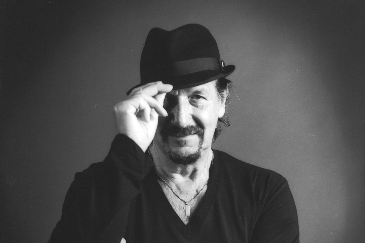 Andrea Mingardi riceve il premio Pierangelo Bertoli – A musco duro