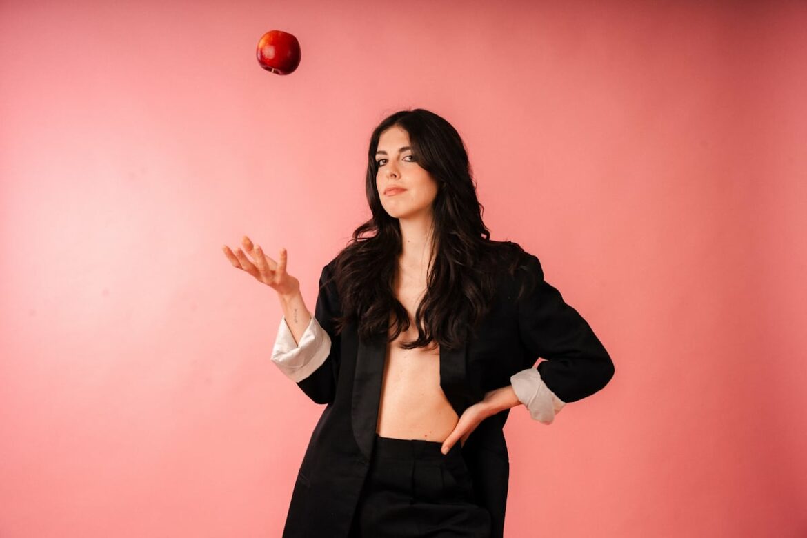 Mela a metà, dal 27 giugno in rotazione radiofonica e sui digital store il nuovo singolo di Rossella