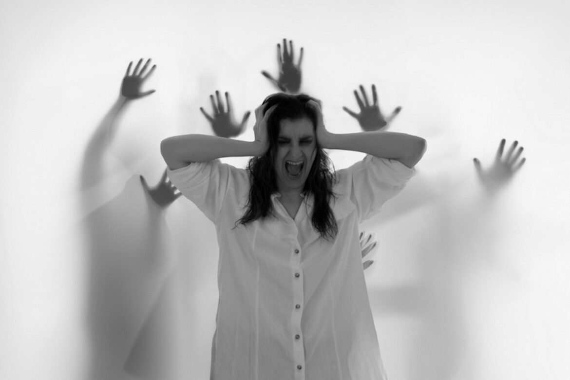 “Stand-Bye” è il nuovo singolo di Aryas in rotazione radiofonica dal 24 ottobre Un brano oscuro e viscerale sull’ansia e l’accettazione “Stand-Bye” è un brano oscuro e viscerale che affronta l’ansia non come un nemico da combattere, ma come una presenza con cui imparare a convivere. Atmosfere cupe e suoni industriali evocano il caos interiore e la lotta contro il blocco mentale, restituendo un viaggio sonoro intenso e introspettivo. Le parole di Aryas Spiega l’artista a proposito del brano: «STAND-BYE si inserisce perfettamente nella mia discografia in quanto racconta molto di me. L’ansia è uno stato d’animo che prima o poi colpisce tutti, proviamo a combatterla ma credo sia importante invece accoglierla. Interessante per me la ricerca dei suoni nel brano, in quanto ho voluto insieme ai produttori ricreare un ambiente cupo; con i synth presenti volevo proprio restituire un senso d’inquietudine. Poi ho amato l’inserimento di un suono molto particolare nello special del brano: si può sentire un suono che ricorda un elettrocardiogramma, che definisce il cuore fermo, un po’ come quando si è troppo dentro il loop delle ansie e ci sembra di esplodere». Biografia Stefania Fabbri, in arte Aryas, ha 30 anni e vive a Milano da circa sei anni. Ha conseguito il diploma in Canto Pop e Rock presso il M.A.S. con il massimo dei voti. Da circa quattro anni si dedica al suo progetto artistico personale, nato quando ha iniziato a suonare il pianoforte e ha composto il suo primo brano, “Libera”, tratto dall’omonimo disco. L’artista considera la sua discografia come un concept album che racconta una storia da ascoltare in sequenza per entrare nel suo mondo fatto di esperienze autentiche. Nella realizzazione del progetto Aryas, Stefania riconosce il sostegno di molte persone: un gruppo di amici che la supportano costantemente, i fotografi Carolina Giordano e Stefano Longo, che creano le sue immagini visive, Francesco Nardo al management e NO Saintz alle produzioni. La sua musica si rivolge a un pubblico adulto tra i 25 e i 35 anni, in particolare alle donne, affrontando temi profondi come le storie di vittime di abusi mentali e fisici e il percorso di guarigione, invitando le persone ad accettarsi per come sono. Tra i suoi sogni, c’è quello di suonare in un festival accanto ai grandi nomi del rock, come gli Halestorm. Nel suo percorso artistico ha collaborato con i gruppi Arhea 54 ed Elemento 90, progetti disco dance con i quali ha portato avanti tour in tutta Italia, partecipando a esibizioni televisive e radiofoniche. Attualmente è cantante del progetto Spice4ever Show, una cover band dedicata alle icone degli anni ’90 e 2000, con una tournée europea in programma. Ha partecipato a diversi concorsi canori, tra cui il Premio Mia Martini (secondo posto nel 2023), ed è stata finalista nei contest Je So Pazz e The Coach nel 2022. Nel campo teatrale ha interpretato Titania nel musical Sogno di una notte di mezza estate (2022) e Paulette nel musical Legally Blonde (2021), entrambi prodotti da All Entertainment S.r.l. “Stand-Bye” è il nuovo singolo di Aryas, disponibile sulle piattaforme digitali di streaming dal 3 ottobre 2025 e in rotazione radiofonica dal 24 ottobre.