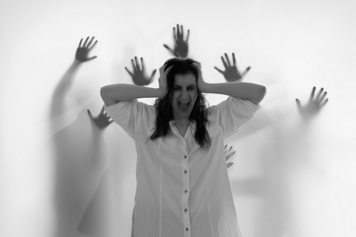 “Stand-Bye” è il nuovo singolo di Aryas in rotazione radiofonica dal 24 ottobre Un brano oscuro e viscerale sull’ansia e l’accettazione “Stand-Bye” è un brano oscuro e viscerale che affronta l’ansia non come un nemico da combattere, ma come una presenza con cui imparare a convivere. Atmosfere cupe e suoni industriali evocano il caos interiore e la lotta contro il blocco mentale, restituendo un viaggio sonoro intenso e introspettivo. Le parole di Aryas Spiega l’artista a proposito del brano: «STAND-BYE si inserisce perfettamente nella mia discografia in quanto racconta molto di me. L’ansia è uno stato d’animo che prima o poi colpisce tutti, proviamo a combatterla ma credo sia importante invece accoglierla. Interessante per me la ricerca dei suoni nel brano, in quanto ho voluto insieme ai produttori ricreare un ambiente cupo; con i synth presenti volevo proprio restituire un senso d’inquietudine. Poi ho amato l’inserimento di un suono molto particolare nello special del brano: si può sentire un suono che ricorda un elettrocardiogramma, che definisce il cuore fermo, un po’ come quando si è troppo dentro il loop delle ansie e ci sembra di esplodere». Biografia Stefania Fabbri, in arte Aryas, ha 30 anni e vive a Milano da circa sei anni. Ha conseguito il diploma in Canto Pop e Rock presso il M.A.S. con il massimo dei voti. Da circa quattro anni si dedica al suo progetto artistico personale, nato quando ha iniziato a suonare il pianoforte e ha composto il suo primo brano, “Libera”, tratto dall’omonimo disco. L’artista considera la sua discografia come un concept album che racconta una storia da ascoltare in sequenza per entrare nel suo mondo fatto di esperienze autentiche. Nella realizzazione del progetto Aryas, Stefania riconosce il sostegno di molte persone: un gruppo di amici che la supportano costantemente, i fotografi Carolina Giordano e Stefano Longo, che creano le sue immagini visive, Francesco Nardo al management e NO Saintz alle produzioni. La sua musica si rivolge a un pubblico adulto tra i 25 e i 35 anni, in particolare alle donne, affrontando temi profondi come le storie di vittime di abusi mentali e fisici e il percorso di guarigione, invitando le persone ad accettarsi per come sono. Tra i suoi sogni, c’è quello di suonare in un festival accanto ai grandi nomi del rock, come gli Halestorm. Nel suo percorso artistico ha collaborato con i gruppi Arhea 54 ed Elemento 90, progetti disco dance con i quali ha portato avanti tour in tutta Italia, partecipando a esibizioni televisive e radiofoniche. Attualmente è cantante del progetto Spice4ever Show, una cover band dedicata alle icone degli anni ’90 e 2000, con una tournée europea in programma. Ha partecipato a diversi concorsi canori, tra cui il Premio Mia Martini (secondo posto nel 2023), ed è stata finalista nei contest Je So Pazz e The Coach nel 2022. Nel campo teatrale ha interpretato Titania nel musical Sogno di una notte di mezza estate (2022) e Paulette nel musical Legally Blonde (2021), entrambi prodotti da All Entertainment S.r.l. “Stand-Bye” è il nuovo singolo di Aryas, disponibile sulle piattaforme digitali di streaming dal 3 ottobre 2025 e in rotazione radiofonica dal 24 ottobre.