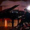 Frenci, il pianista e poeta che trasforma la fragilità in forza creativa