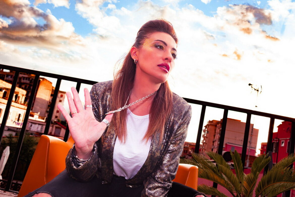 “Formentera” è il nuovo singolo di AvA, tra latin pop e introspezione. Disponibile dal 29 agosto e in radio dal 5 settembre 2025.