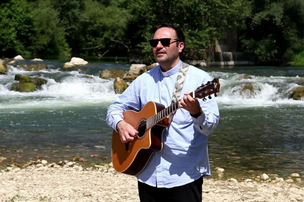 “Una Luce” è il nuovo brano acustico di Don Pasquale Ferone: una preghiera musicale che invita a ritrovare fiducia, speranza e forza interiore attraverso la fede.
