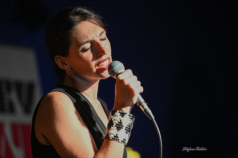 “Conversazione”, disponibile negli store e in radio il nuovo singolo di Valentina Toni
