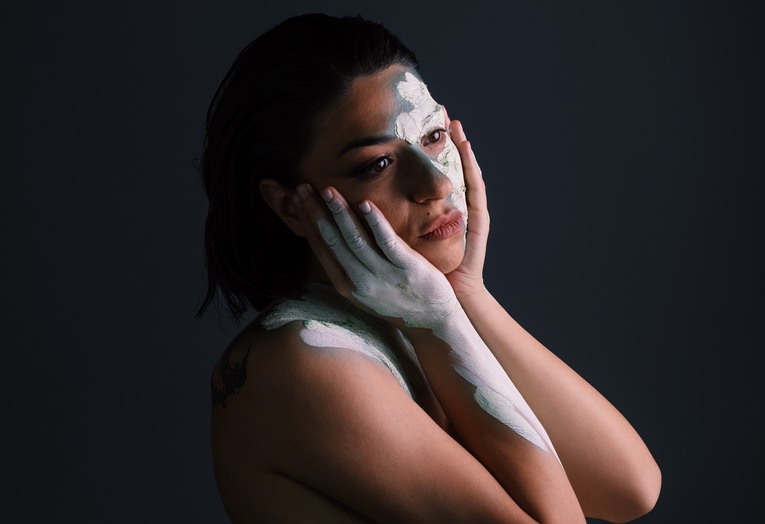 “Come vernice”, disturbi alimentari e relazioni tossiche nel nuovo album di Duedimé